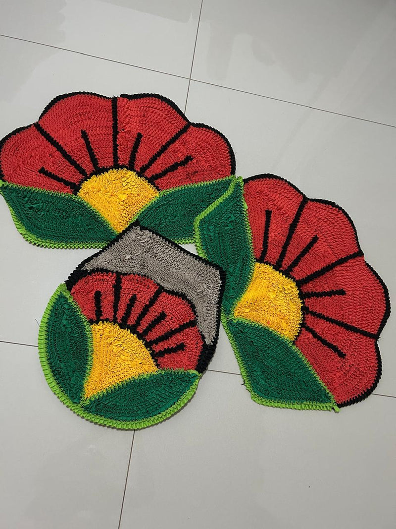 Kit Banheiro 3 Tapetes Frufru Modelo Orquídea Vermelha